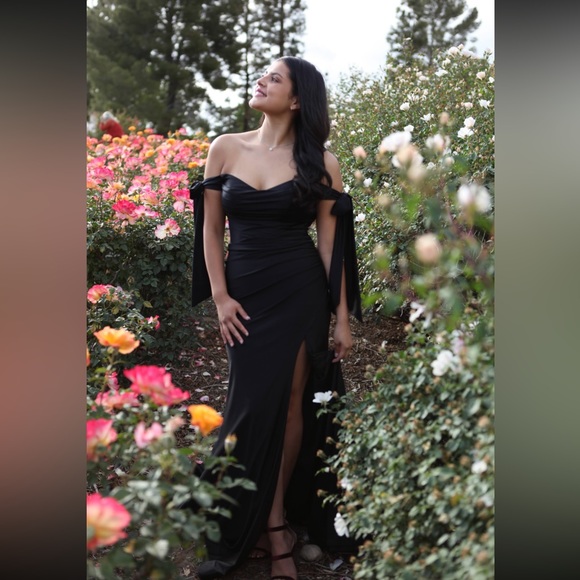 Elegant Black Off-Shoulder Prom Dress - Picture 6 of 7